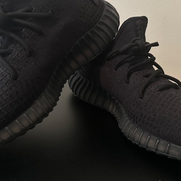Adidas Yeezy Boost 350 V2 Black Non-Reflective Size 10 - Picture 2 of 7